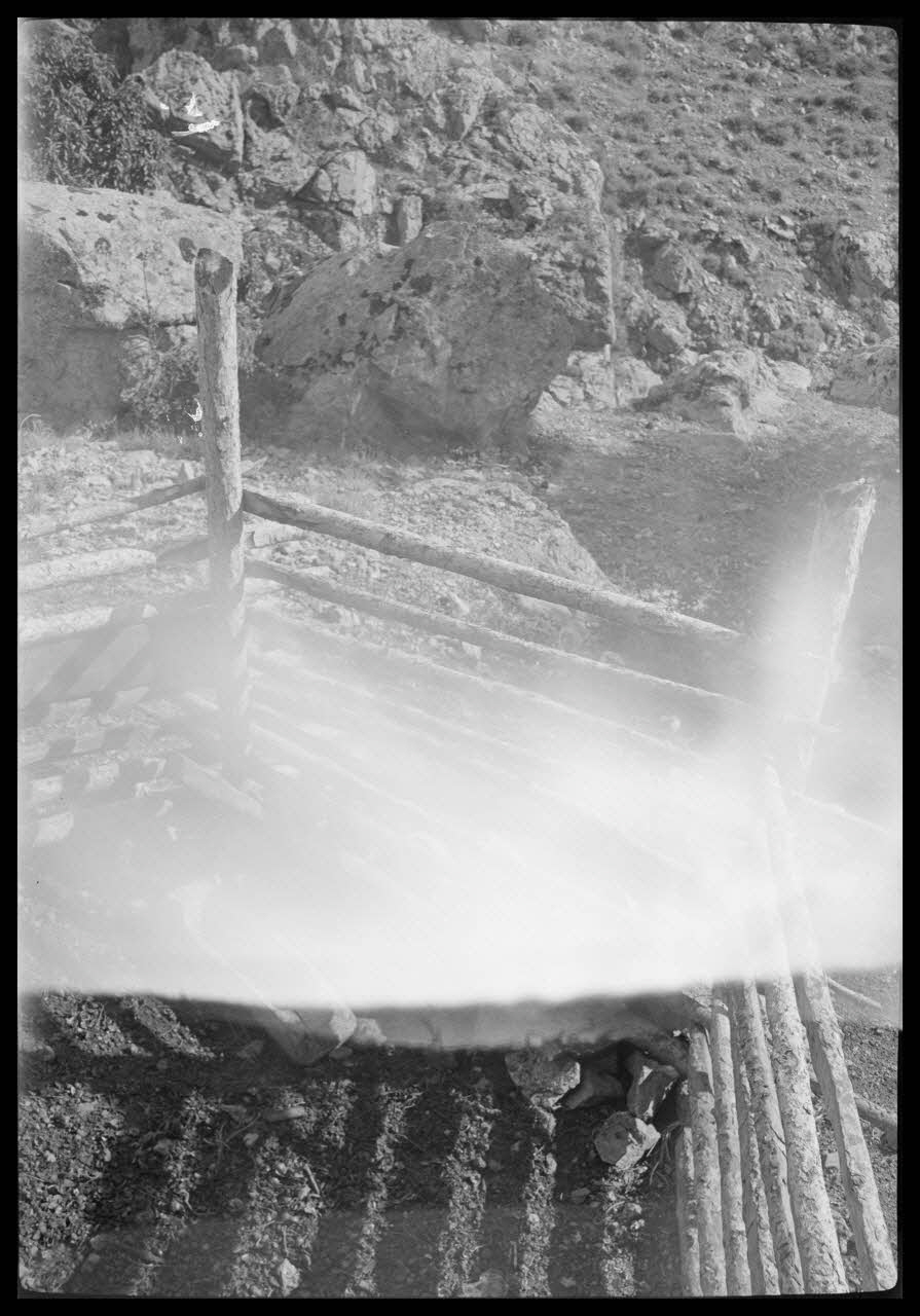 Raymond Borelly photographie Chez Madame Joséphine Susini. Enclos à porcs Corse, France 1948/9/6 Ph.1949.36.31 Photo