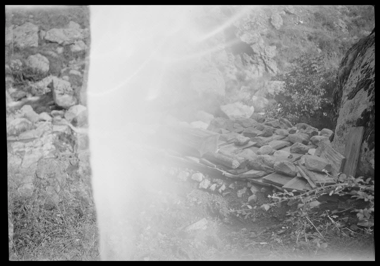 Raymond Borelly photographie Chez Monsieur Marc Alfonsi. Toiture neuve en cours d'achèvement Corse, France 1948/9/6 Ph.1949.36.32 Photo