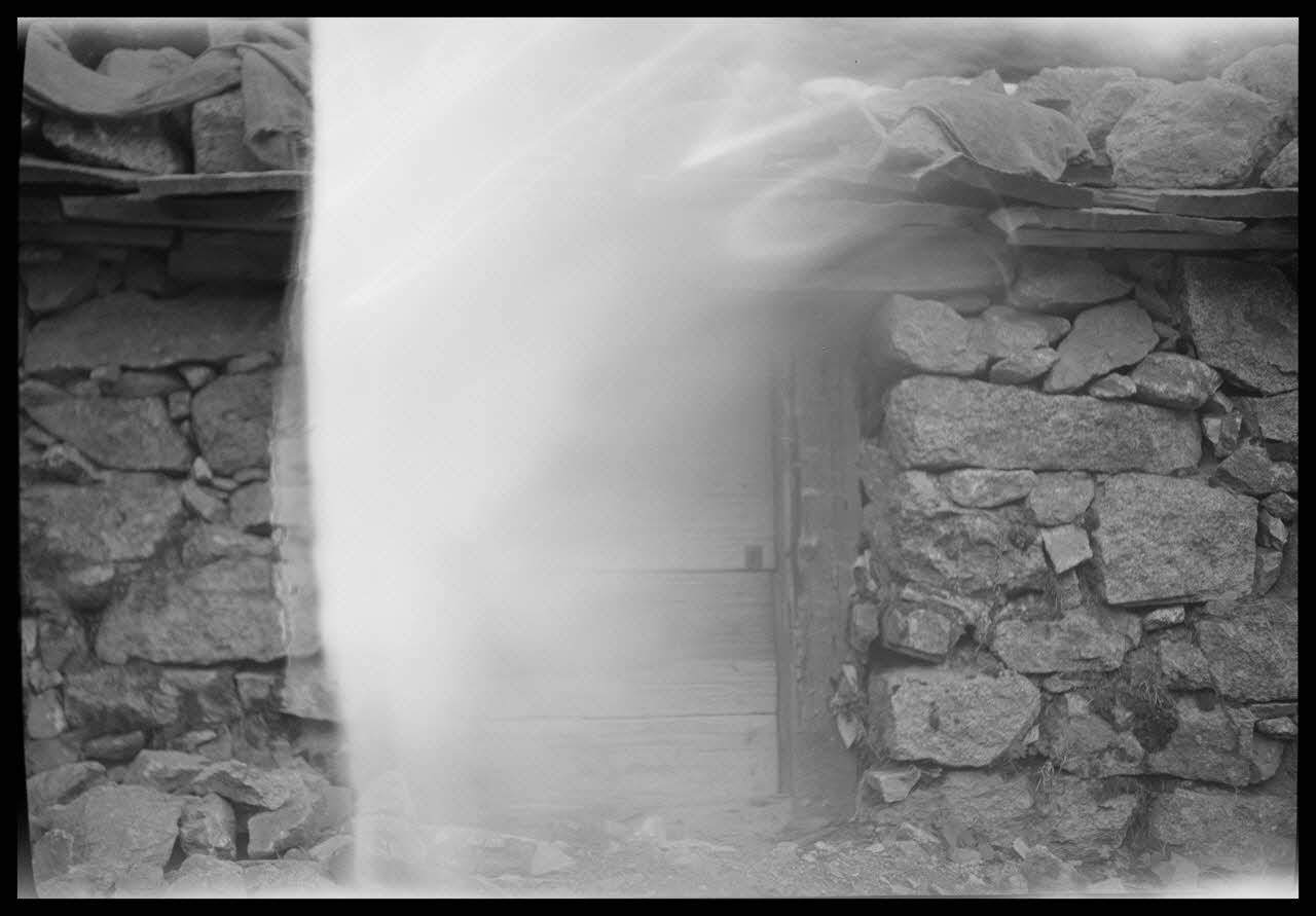 Raymond Borelly photographie Chez Monsieur Marc Alfonsi. Porte de la cave à fromages Corse, France 1948/9/6 Ph.1949.36.33 Photo