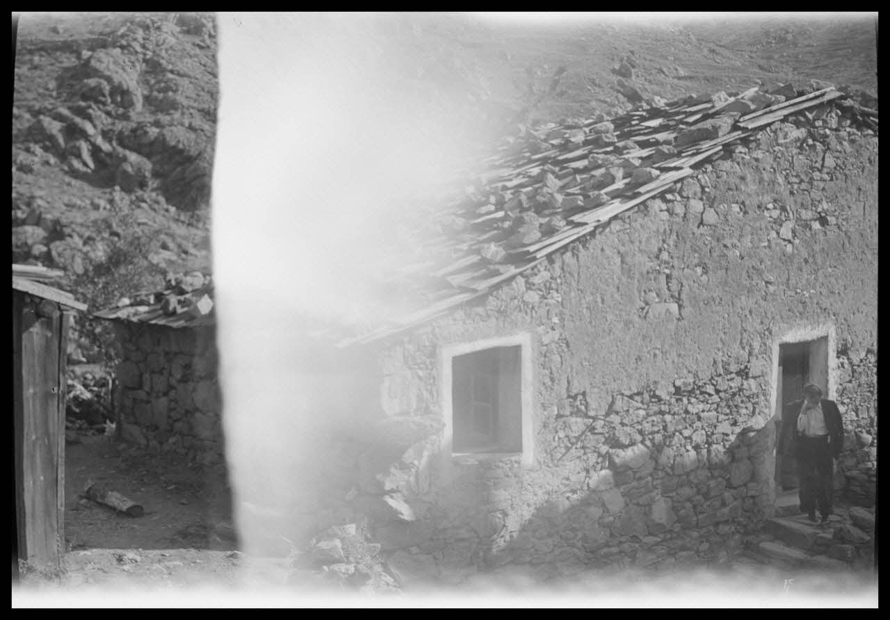 Raymond Borelly photographie Chez Madame Joséphine Susini. Toiture en "laviccio" Corse, France 1948/9/6 Ph.1949.36.36 Photo