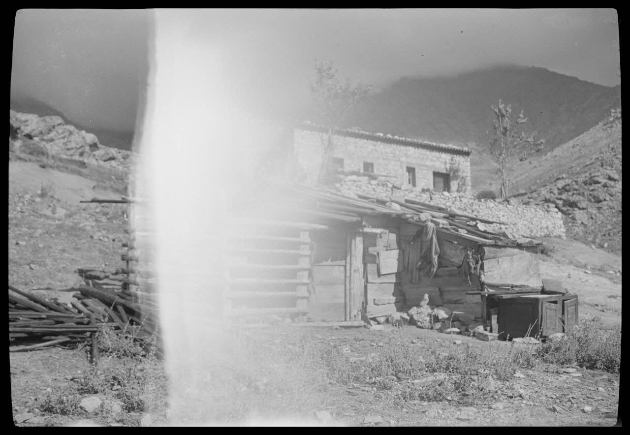 Raymond Borelly photographie Chez Madame Rose Alfonsi. Enclos à porcs et poules Corse, France 1948/9/6 Ph.1949.36.37 Photo