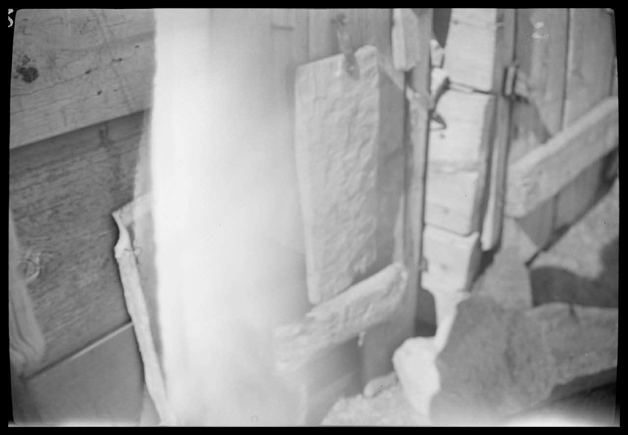 Raymond Borelly photographie Chez Madame Rose Alfonsi. Porte de poulailler Corse, France 1948/9/6 Ph.1949.36.43 Photo