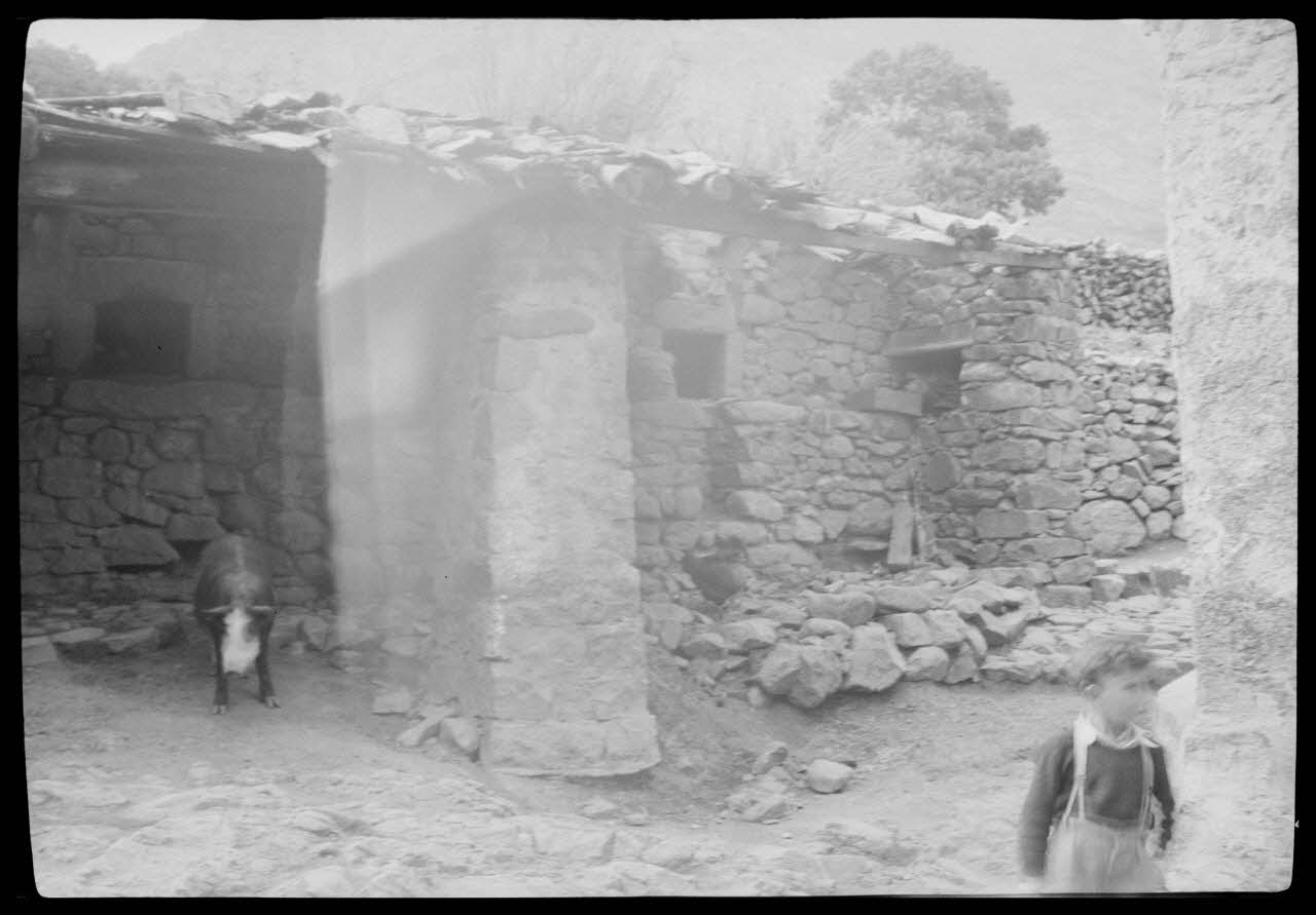 Raymond Borelly photographie Chez Madame Rose Alfonsi. Four double Corse, France 1948/9/6 Ph.1949.36.44 Photo