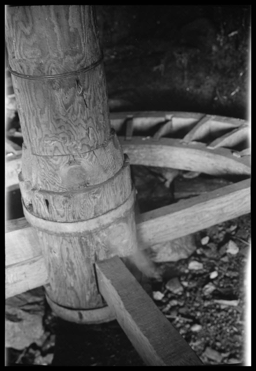 Raymond Borelly photographie Chez Rose Alfonsi. Roue du moulin de Calasima Corse, France 1948/9/6 Ph.1949.36.50 Photo