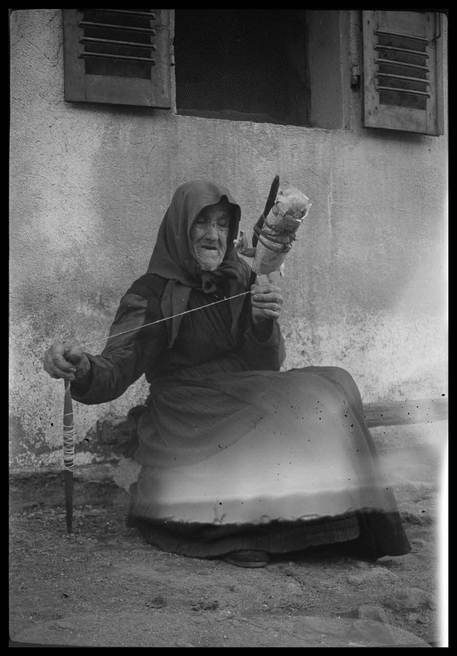 Raymond Borelly photographie Madame Leonora Grimaldi, fileuse Corse, France 1948/9/7 Ph.1949.36.51 Photo