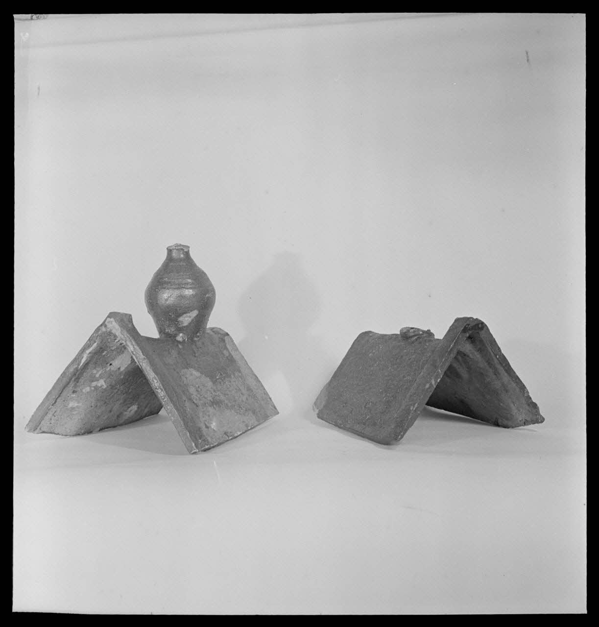 Pierre Soulier photographie Tuiles faîtières Picardie, France 1949 Ph.1949.6.1 Photo