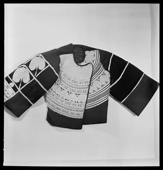 Pierre Soulier ; Dan Lailler photographie Veste de femme de couleur brune-orangée. Portée vers 1914 Bretagne, France 1948/9/1 Ph.1949.7.13 Photo