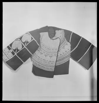 Pierre Soulier ; Dan Lailler photographie Veste de femme de couleur brune-orangée Bretagne, France 1948/9/1 Ph.1949.7.14 Photo
