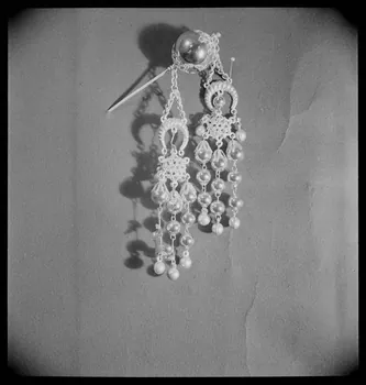Pierre Soulier ; Dan Lailler photographie Epingle à pendeloque. Epingle que l'on pique sur la veste Bretagne, France 1948/12/1 Ph.1949.7.19 Photo