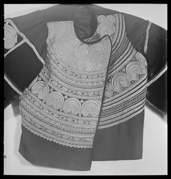 Pierre Soulier ; Dan Lailler photographie Corsage de bigouden porté en 1917 de couleur orange vermillon Bretagne, France 1948/9/1 Ph.1949.7.4 Photo