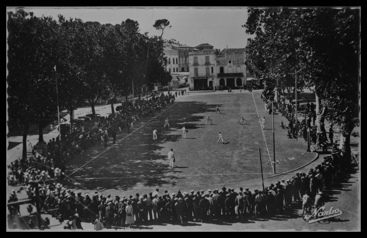 Editions Narbo-Toulouse photographie Sur la place principale. Le jeu du tambourin. Vue d'ensemble Languedoc-Roussillon 1954 Ph.1957.94.1 Photo
