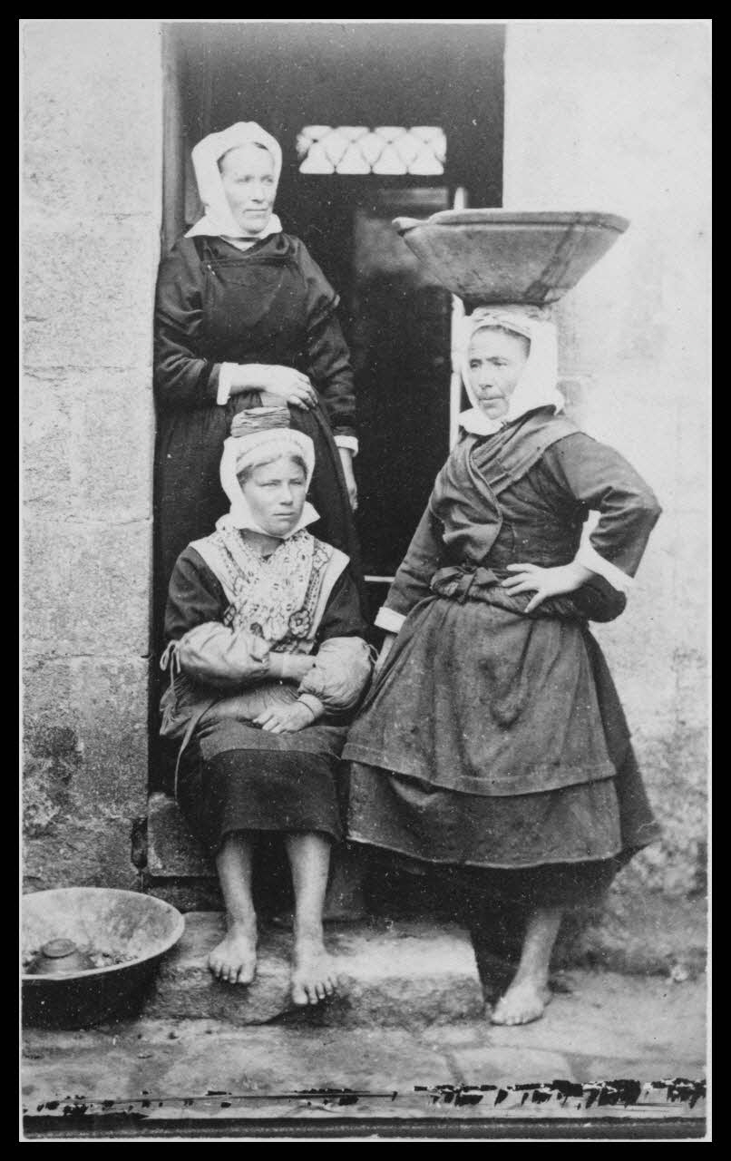 photographie Trois femmes en costumes de travail Ph.1958.17.3 Photo