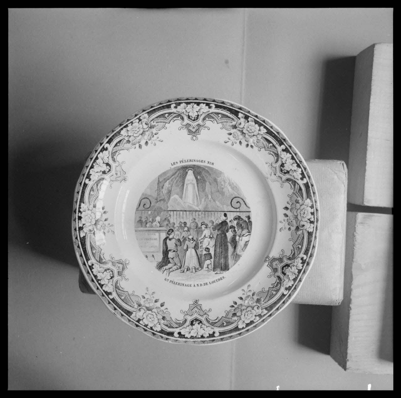 Bandy photographie Assiette. "Pèlerinage à Notre-Dame de France au Puy-en-Velay". Faïence noir et blanc. Origine : Creil Ile-de-France, France 1959/6/1 Ph.1959.102.17 Photo