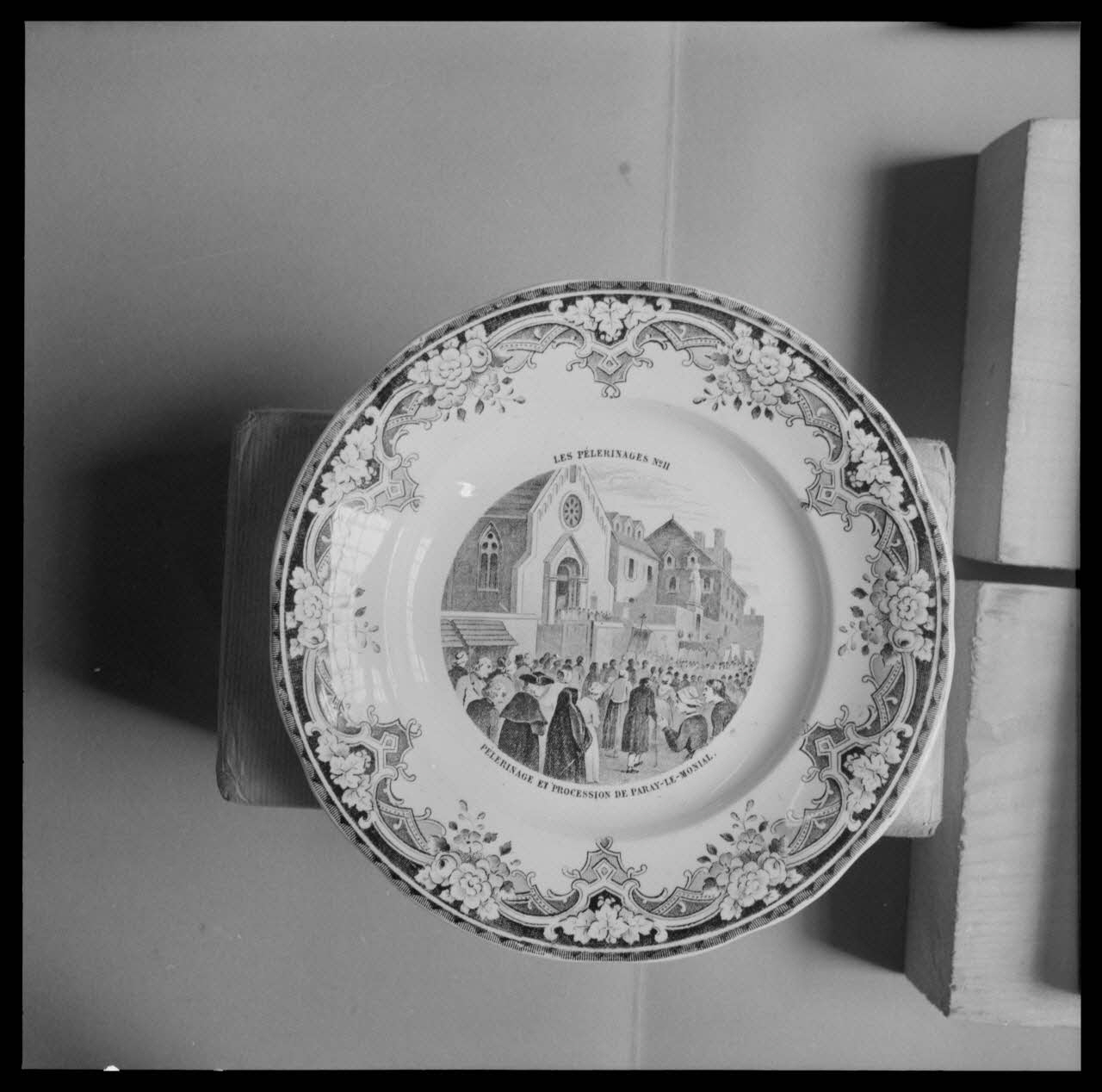 Bandy photographie Assiette. "Pèlerinage à Saint-Odile dans le Bas-Rhin". Faïence noir et blanc. Origine : Creil Ile-de-France, France 1959/6/1 Ph.1959.102.18 Photo