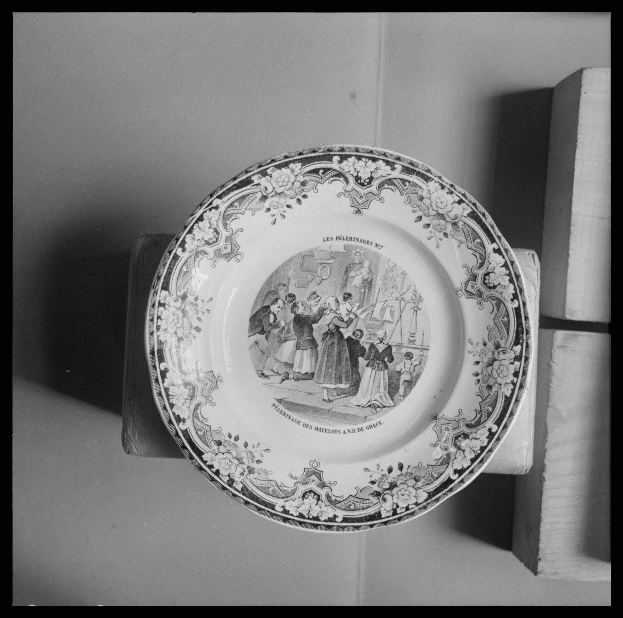 Bandy photographie Assiette. "Pèlerinage des matelots à Notre-Dame de Grâce". Faïence noir et blanc. Origine : Creil Ile-de-France, France 1959/6/1 Ph.1959.102.19 Photo