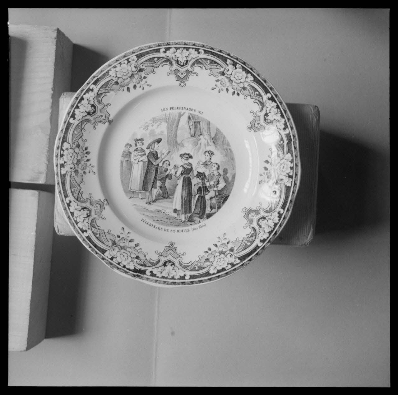 Bandy photographie Assiette. "Pèlerinage à Paray-le-Monial". Faïence noir et blanc. Origine : Creil Ile-de-France, France 1959/6/1 Ph.1959.102.20 Photo