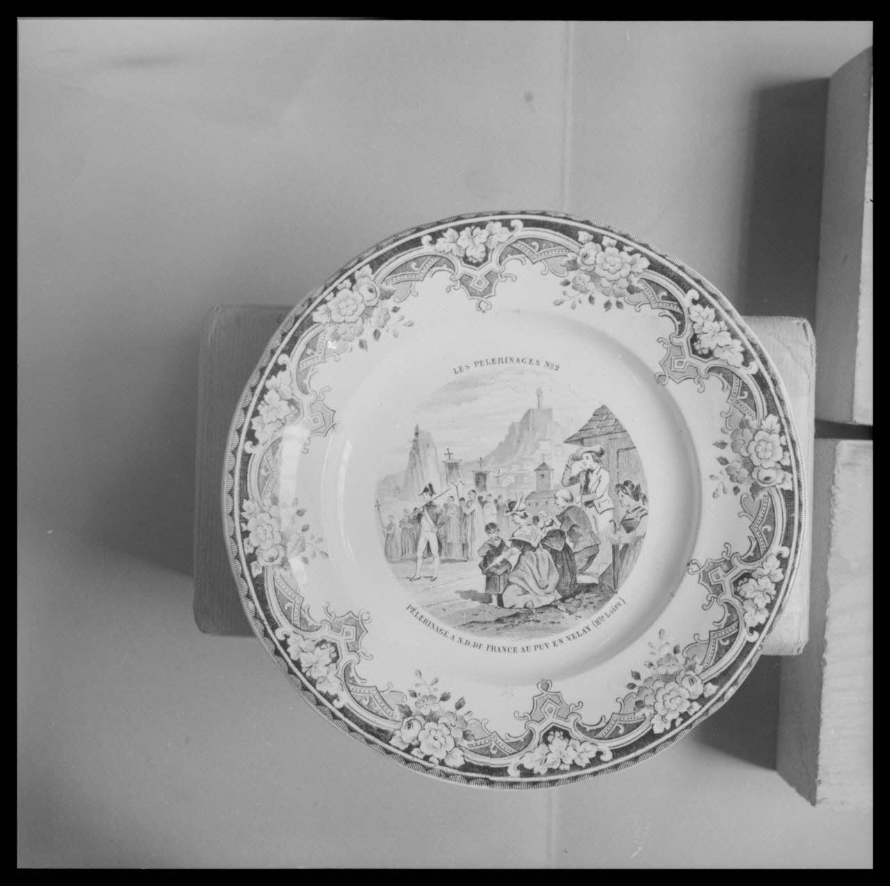 Bandy photographie Assiette. "Pèlerinage à Lourdes". Faïence noir et blanc. Origine : Creil Ile-de-France, France 1959/6/1 Ph.1959.102.21 Photo