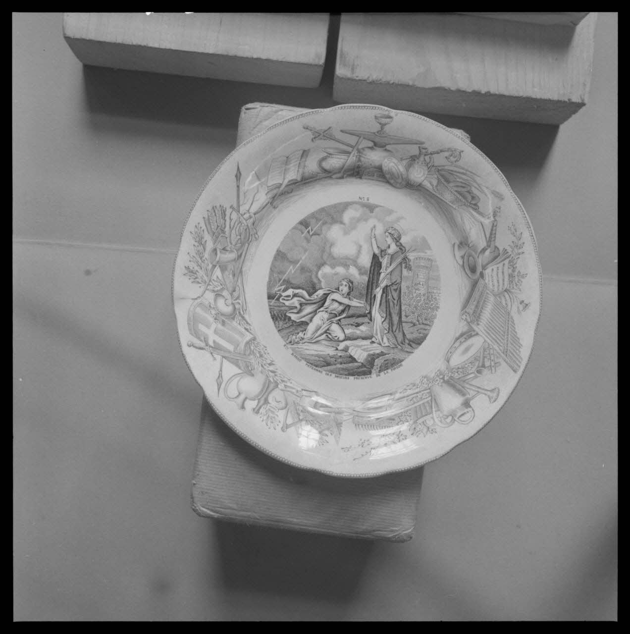 Bandy photographie Assiette en porcelaine noir et blanc avec marli bleu. "Sainte Barbe". Provenant de Choisy-le-Roi Ile-de-France, France 1959/6/1 Ph.1959.102.3 Photo