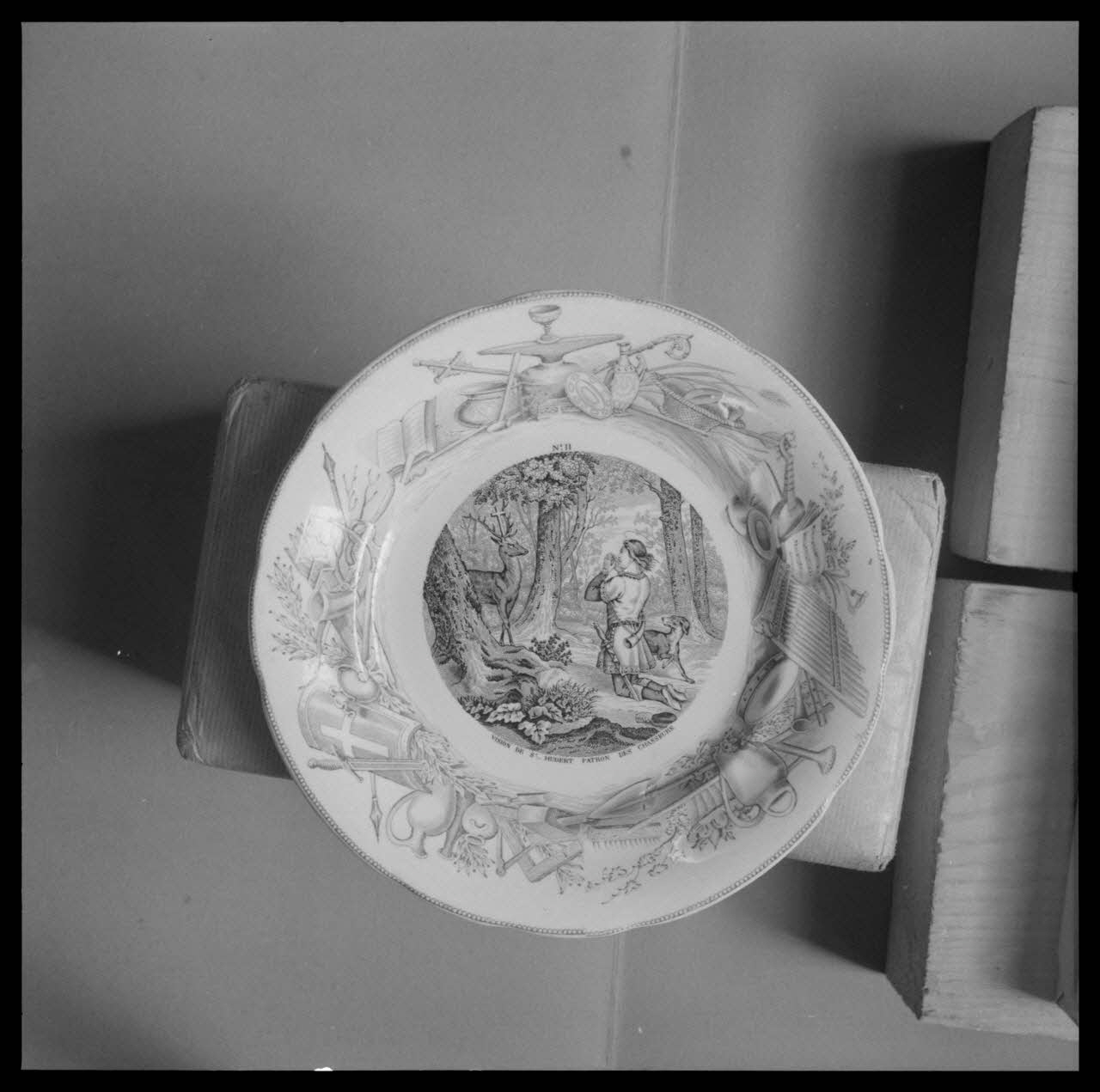 Bandy photographie Assiette en porcelaine noir et blanc avec marli bleu. "Vision de saint Hubert". Provenant de Choisy-le-Roi Ile-de-France, France 1959/6/1 Ph.1959.102.4 Photo