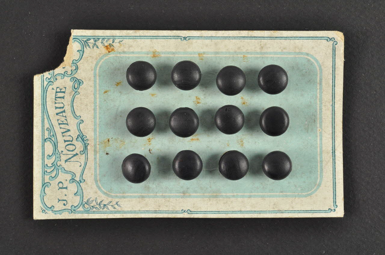 CARTON DE DOUZE BOUTONS 1986.6.100 Photo Mucem