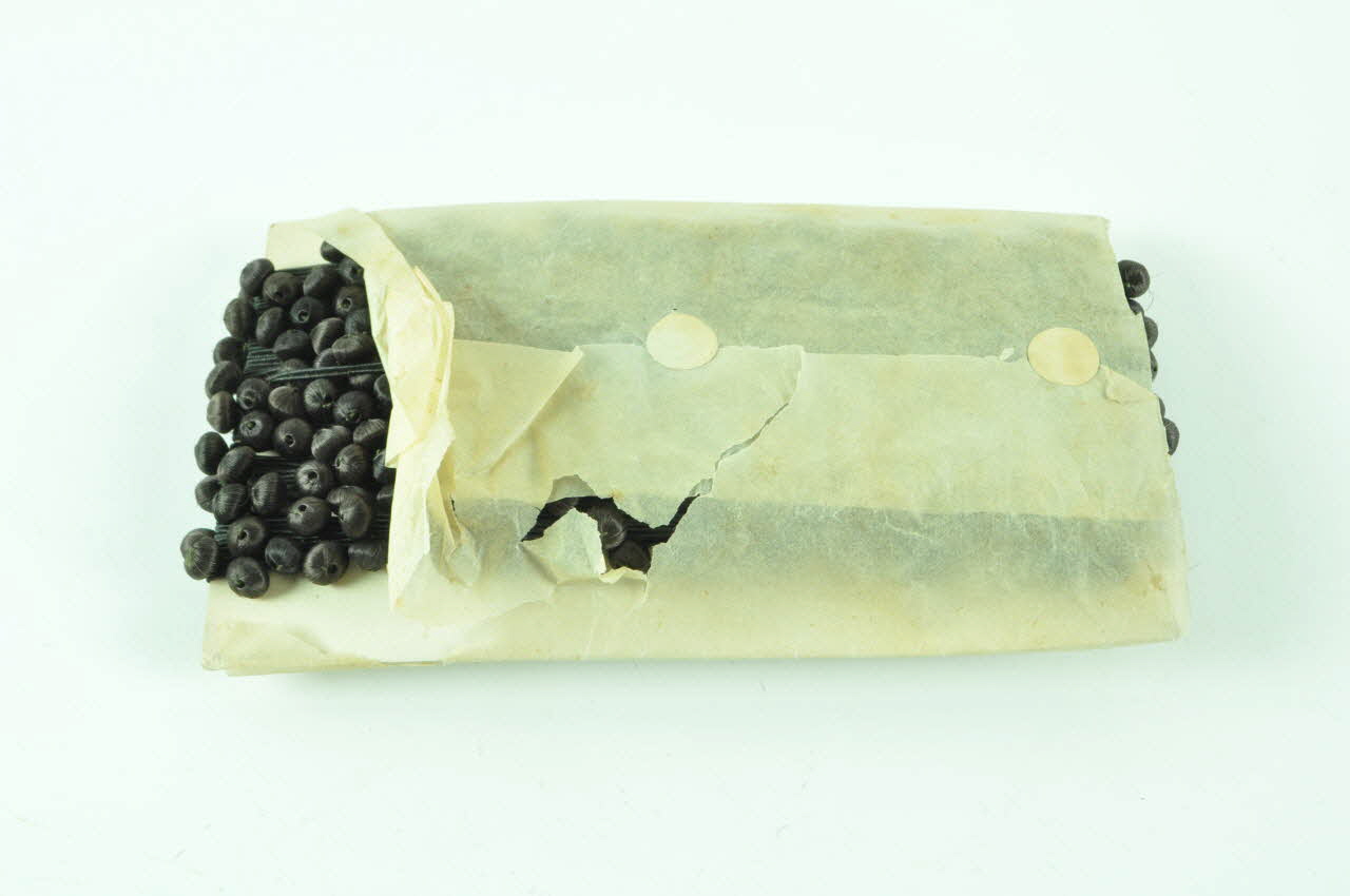 élément de costume 1986.6.109.3 Photo Mucem