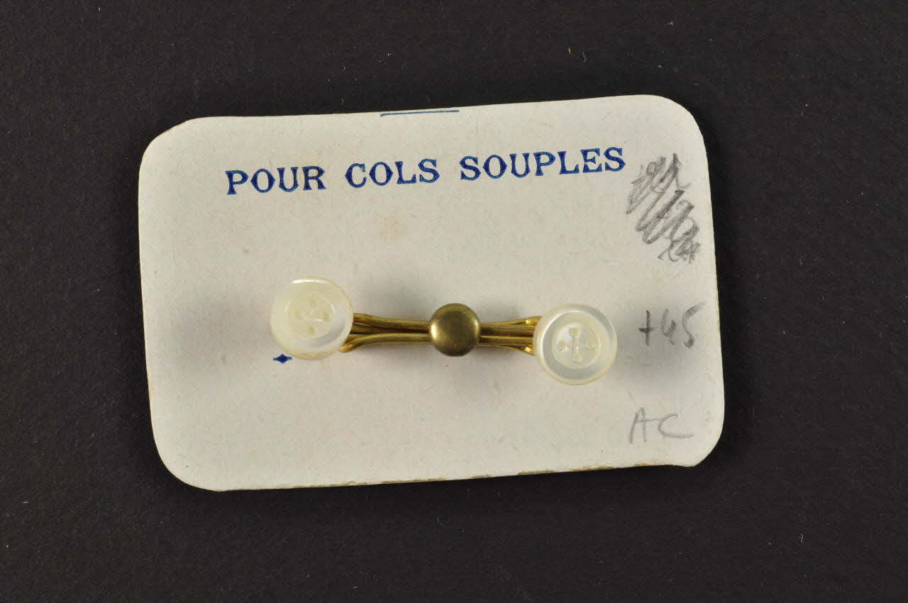 SYSTEME POUR COL DE CHEMISE D'HOMME 1986.6.35 Photo Mucem