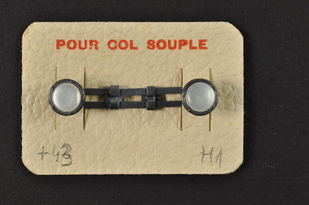 SYSTEME POUR COL DE CHEMISE D'HOMME 1986.6.43 Photo Mucem