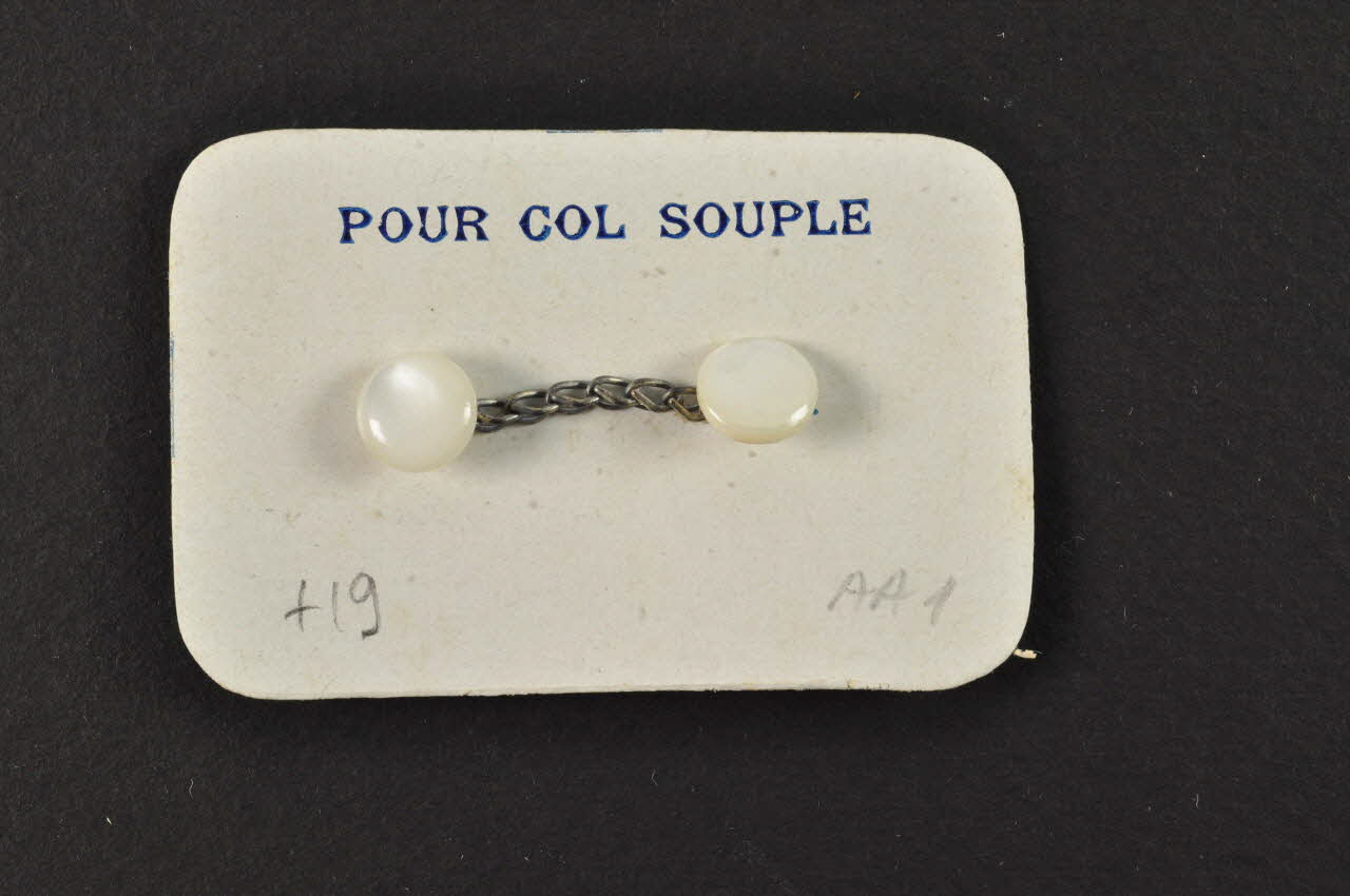 SYSTEME POUR COL DE CHEMISE D'HOMME 1986.6.45 Photo Mucem