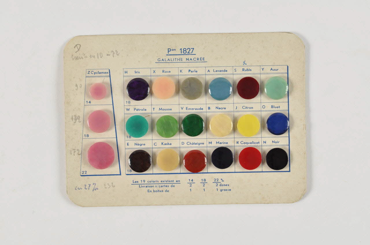 CARTON DE VINGT ET UN BOUTONS 1986.6.76 Photo Mucem