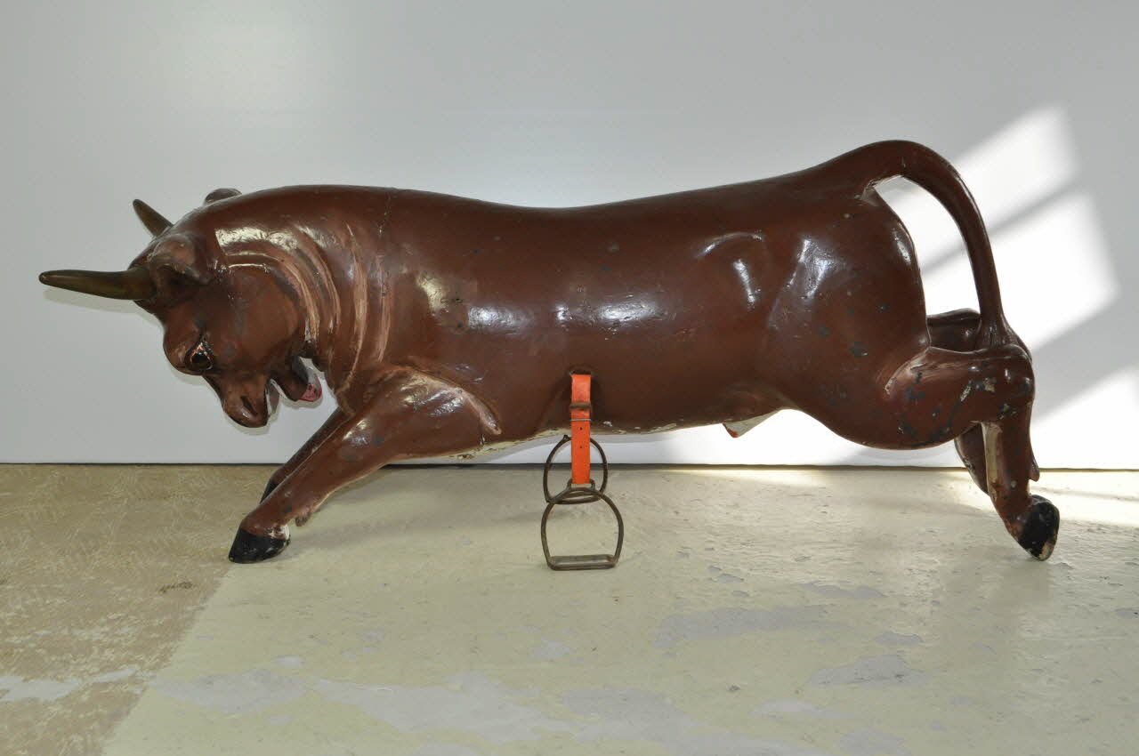 Maréchal ; Coquereau sujet de manège sauteur Taureau Pays de la Loire, France 1910-1933 1991.2.3 Photo Mucem