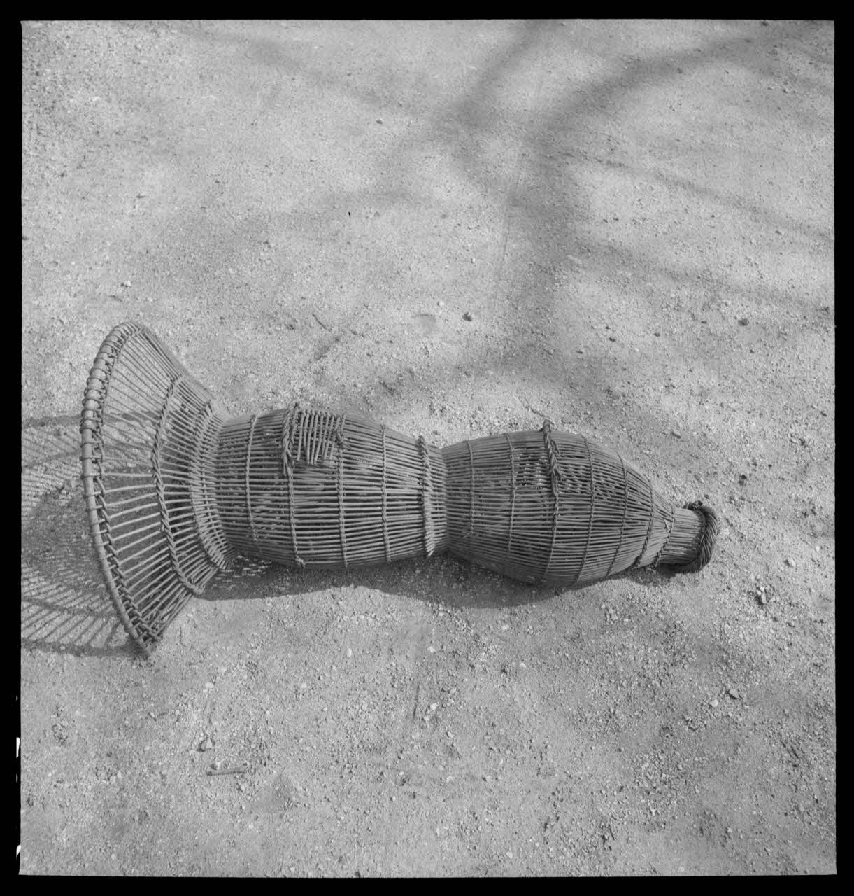 Pierre Soulier photographie Vue d'ensemble d'une nasse en osier tressé Ile-de-France, France 1959/3/25 Ph.1959.55.4 Photo