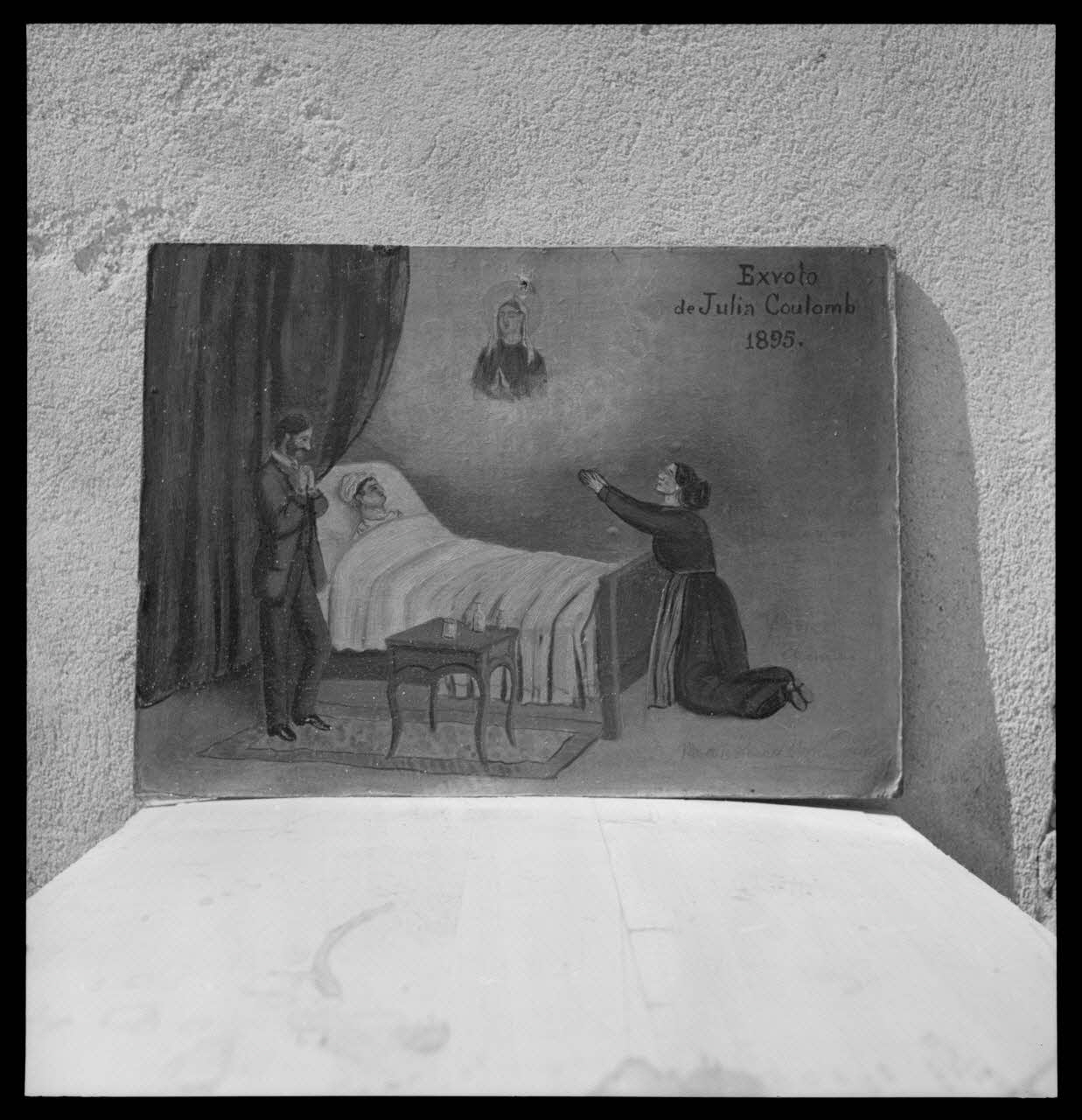 Nicolas photographie Chapelle Notre-Dame de la Garde, appelée aussi Notre-Dame du Mai. Ex-voto de Julia Coulomb datant de 1895, malade dans un lit. Huile sur carton sans cadre, 410 x 302 Provence-Alpes-Côte d'Azur, France 1959/4/1 Ph.1959.62.1 Photo