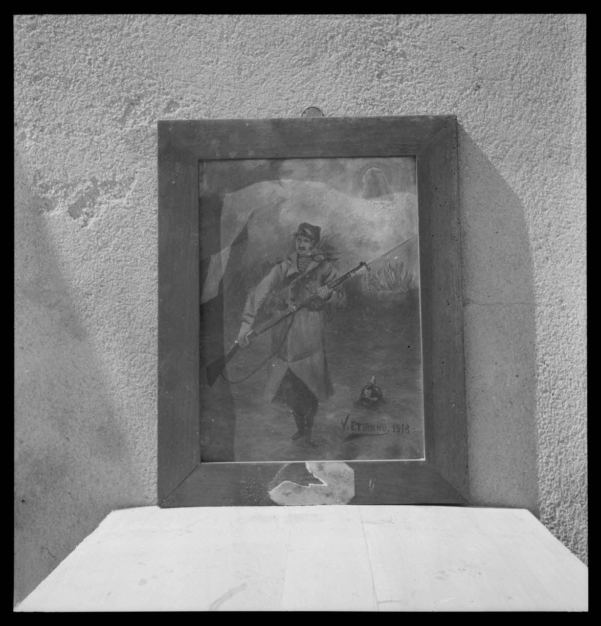 Nicolas photographie Chapelle Notre-Dame de la Garde, appelée aussi Notre-Dame du Mai. Ex-voto offert par Madame Veuve Etienne en 1918 représentant un fantassin avec une baïonnette. Huile sur toile avec cadre en bois brun, 298 x 378. Il manque la tête de la Vierge Provence-Alpes-Côte d'Azur, France 1959/4/1 Ph.1959.62.10 Photo