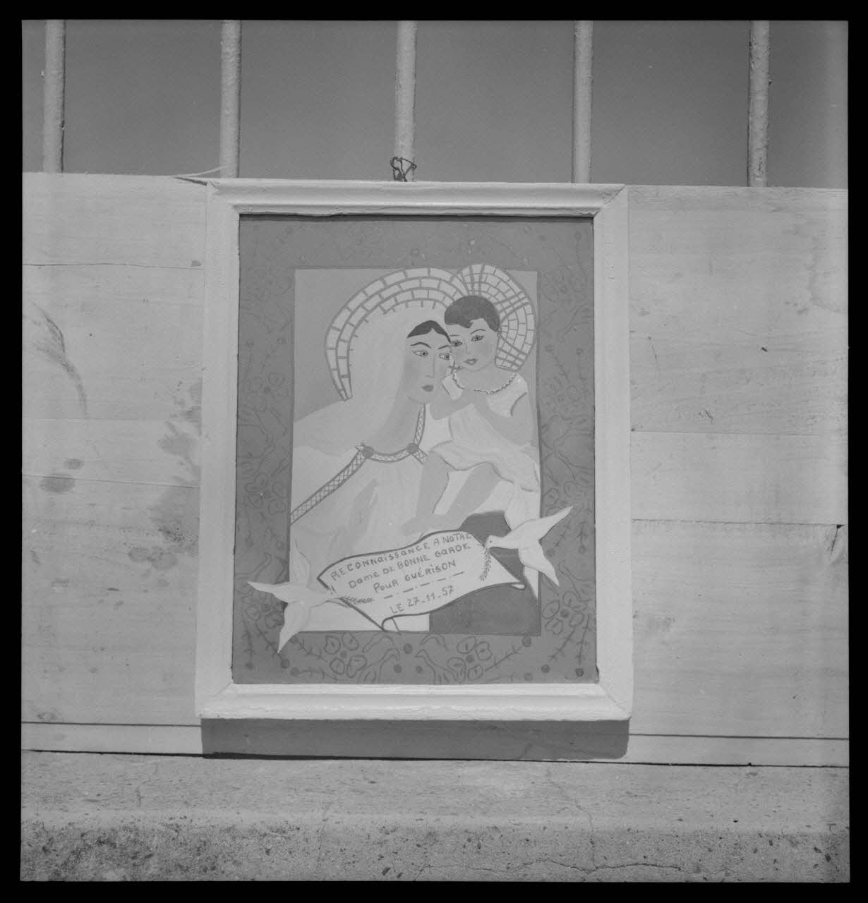 Nicolas photographie Chapelle Notre-Dame de la Garde, appelée aussi Notre-Dame du Mai. Ex-voto pour une reconnaissance à Notre-Dame de Bonne Garde pour une guérison le 27 novembre 57. Vierge à l'Enfant. Gouache et or sur papier avec cadre blanc Ripolin, 290 x 363 Provence-Alpes-Côte d'Azur, France 1959/4/1 Ph.1959.62.11 Photo