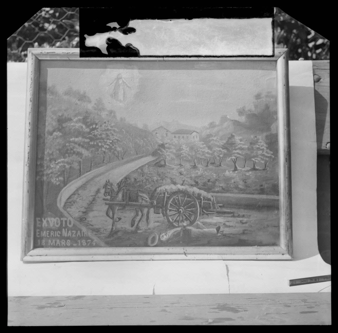 Nicolas photographie Eglise Notre-Dame de Pitié. Ex-voto offert par Emeric Nazaire le 18 mars 1874 pour un accident de charrette. Huile sur toile avec cadre doré, 380 x 480 Provence-Alpes-Côte d'Azur, France 1959/4/1 Ph.1959.62.12 Photo