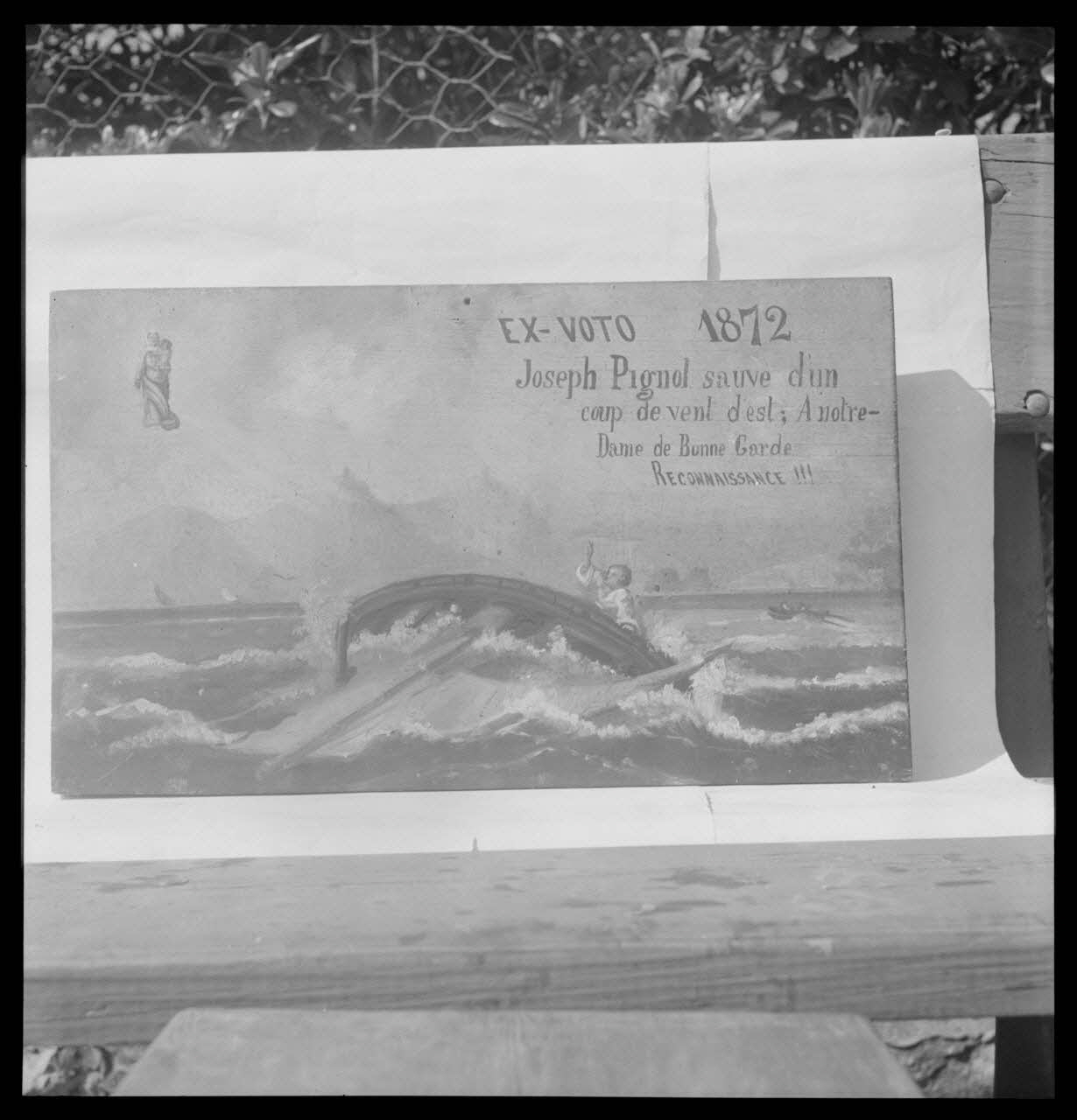 Nicolas photographie Eglise Notre-Dame de Pitié. Ex-voto datant de 1872 pour Joseph Pignol sauvé...tempête. Huile sur bois sans cadre, 47,5 x 280. Epaisseur : 12cm Provence-Alpes-Côte d'Azur, France 1959/4/1 Ph.1959.62.13 Photo