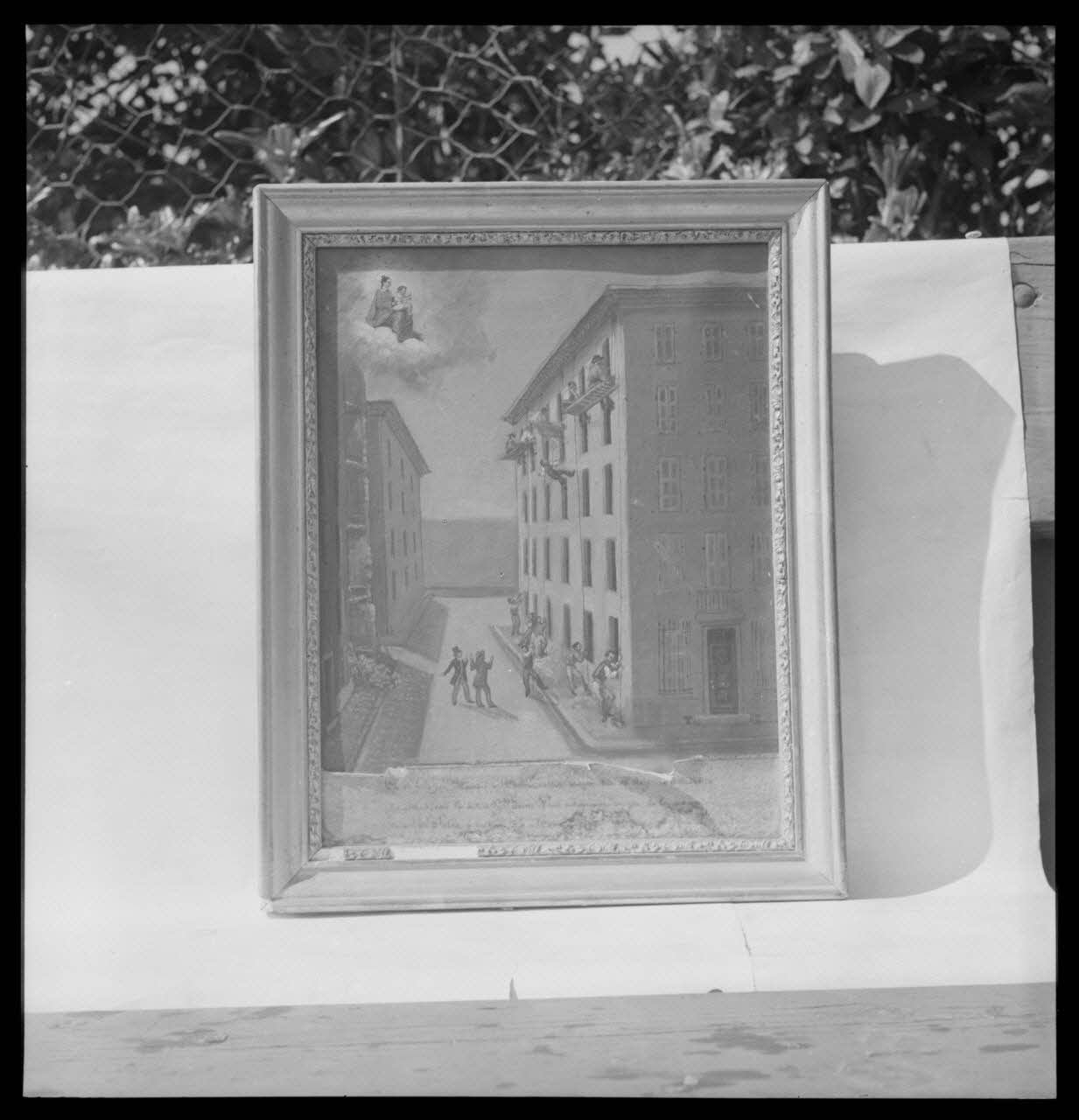 Nicolas photographie Eglise Notre-Dame de Pitié. Ex-voto datant de 1840 (?) pour un homme tombant d'un échafaudage. Dédicace à l'encre sur papier collé. Huile sur toile, 320 x 400 Provence-Alpes-Côte d'Azur, France 1959/4/1 Ph.1959.62.15 Photo