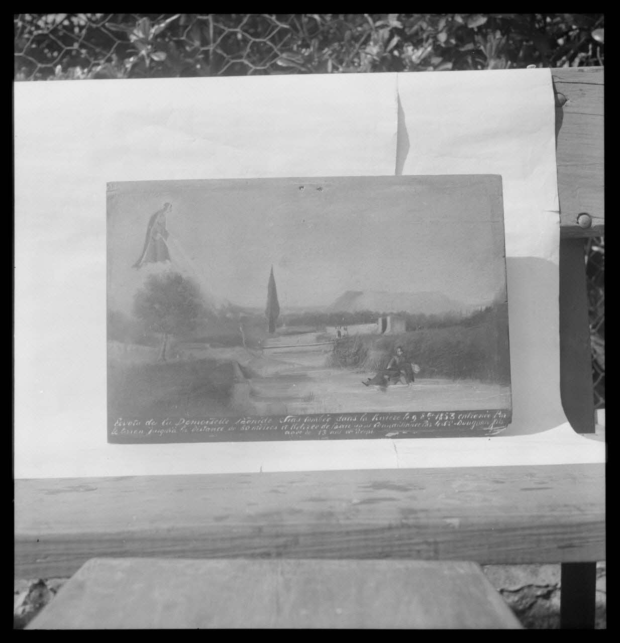 Nicolas photographie Église Notre-Dame de Pitié. Ex-voto de la demoiselle Léonide Sias, tombée dans la rivière...9 octobre 1853. Huile sur bois et bande noire avec dédicace, 386 x 255 Provence-Alpes-Côte d'Azur, France 1959/4/1 Ph.1959.62.16 Photo