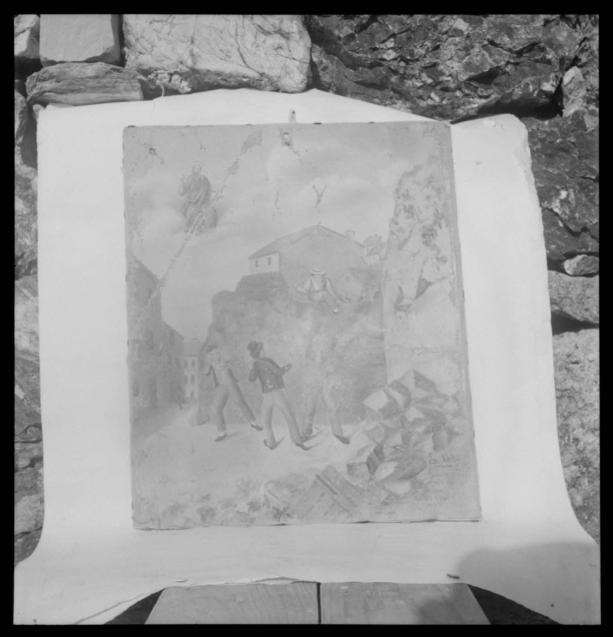 Nicolas photographie Chapelle saint Pierre. Ex-voto représentant la vue d'une maison démolie. Dédicace illisible en écriture anglaise. Gouache sur toile sans cadre, 380x320 Provence-Alpes-Côte d'Azur, France 1959/4/1 Ph.1959.62.17 Photo