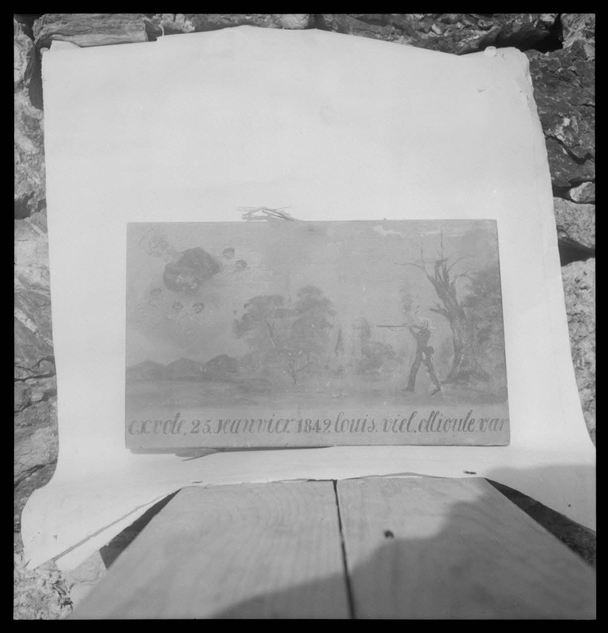 Nicolas photographie Chapelle saint Pierre. Ex-voto du 25 janvier 1849 par Louis Viel résidant à Ollioules dans le Var et représentant un chasseur. Peinture de couleurs minérales sur bois et dédicace sur une bande verte, 358 x 125 Provence-Alpes-Côte d'Azur, France 1959/4/1 Ph.1959.62.18 Photo
