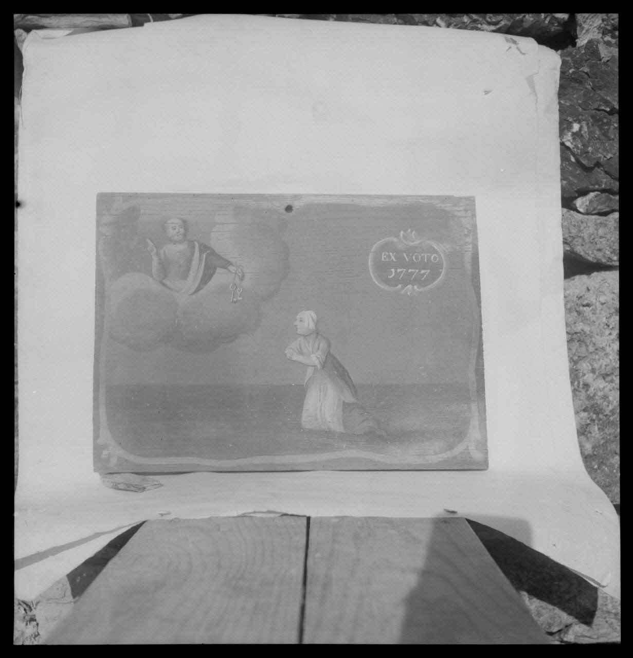 Nicolas photographie Chapelle saint Pierre. Ex-voto de 1777 représentant une femme agenouillée. Peint sur bois, couleurs minérales et détrempe, sans cadre, 343 x 250, épaisseur 15 Provence-Alpes-Côte d'Azur, France 1959/4/1 Ph.1959.62.19 Photo