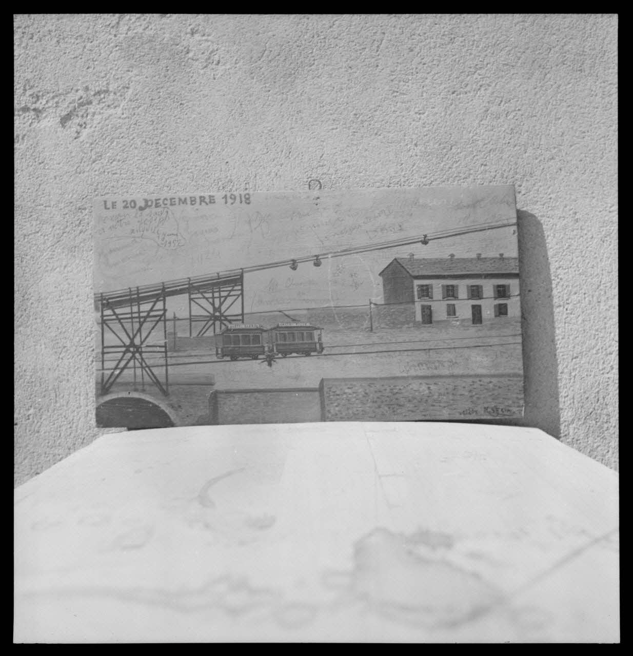 Nicolas photographie Chapelle Notre-Dame de la Garde, appelée aussi Notre-Dame du Mai. Ex-voto datant du 20 décembre 1918 avec scène d'accident entre deux wagons et nombreux graffitis. Signé M. Sesia et daté de 1920. Huile sur bois sans cadre, 396 x 217 Provence-Alpes-Côte d'Azur, France 1959/4/1 Ph.1959.62.2 Photo