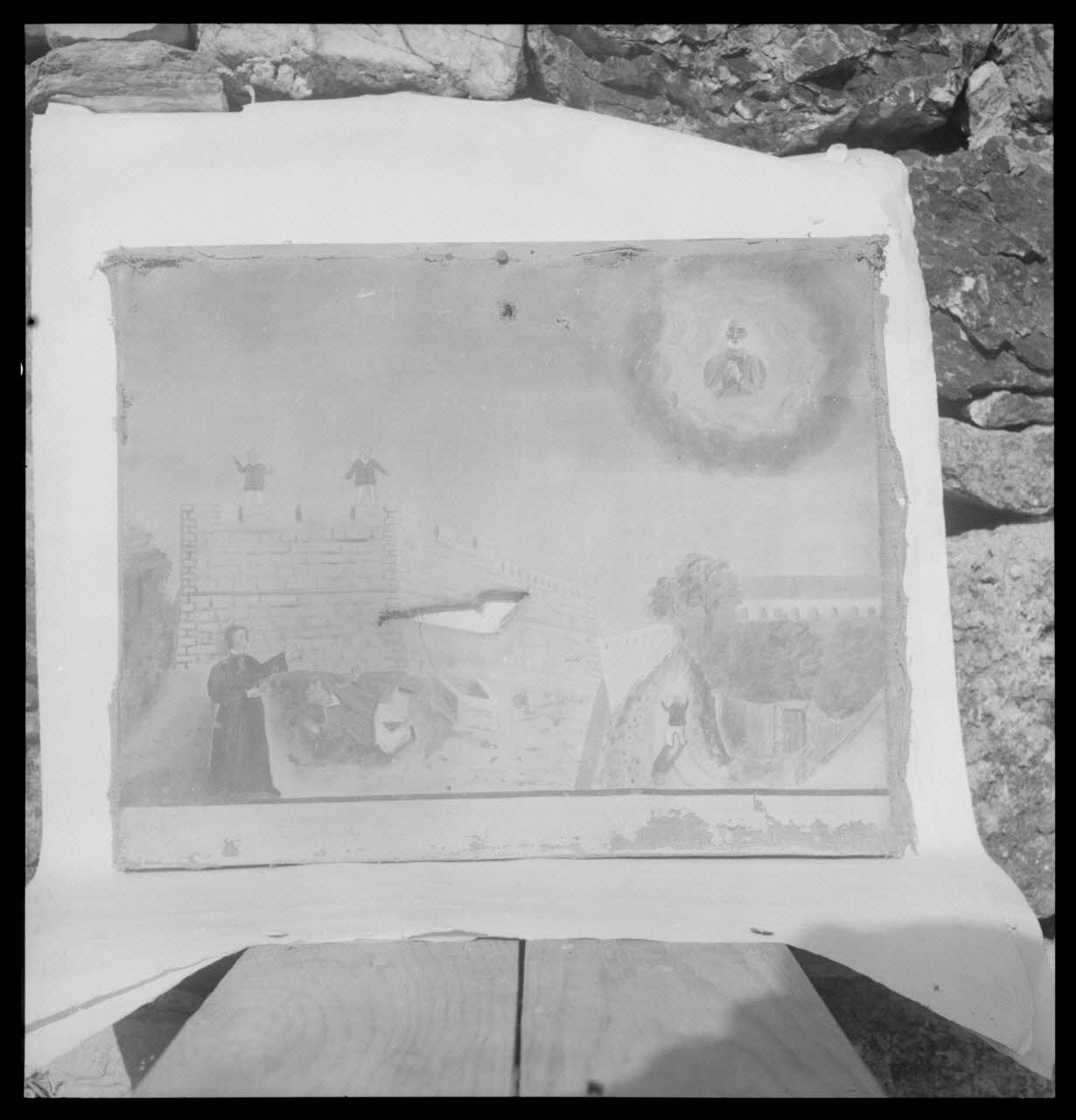 Nicolas photographie Chapelle saint Pierre. E x -voto daté de 1861 (?) représentant un homme au pied d'une forteresse et un prêtre. Huile sur bois et dédicace sur bande blanche, 404 x 322 Provence-Alpes-Côte d'Azur, France 1959/4/1 Ph.1959.62.21 Photo