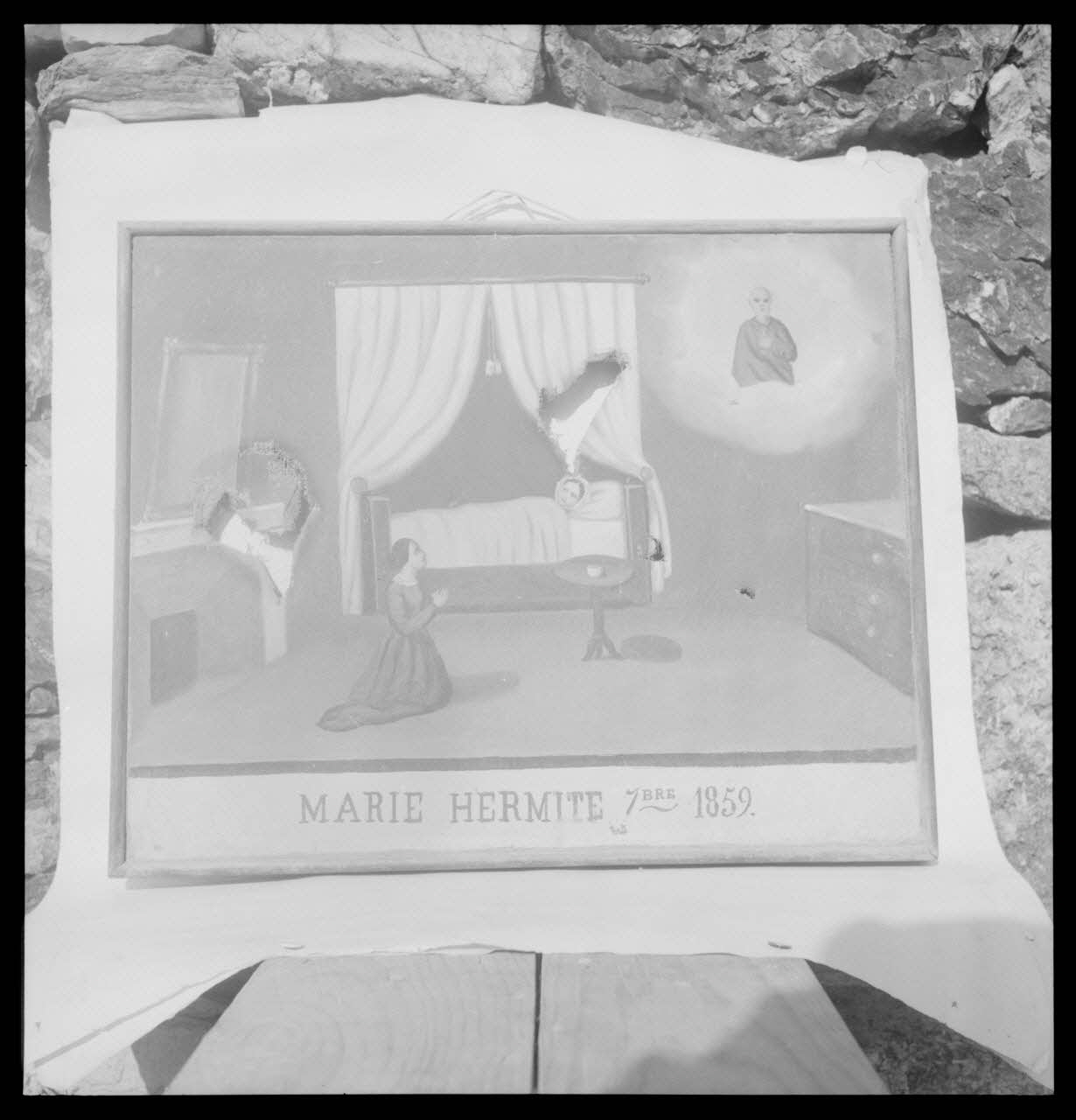 Nicolas photographie Chapelle saint Pierre. Ex-voto de  Madame Marie Hermitte le 7 bre 1859 représentant un malade dans un lit. Huile sur toile, cadre en bois et dédicace sur bande blanche, 423 x 339 Provence-Alpes-Côte d'Azur, France 1959/4/1 Ph.1959.62.22 Photo