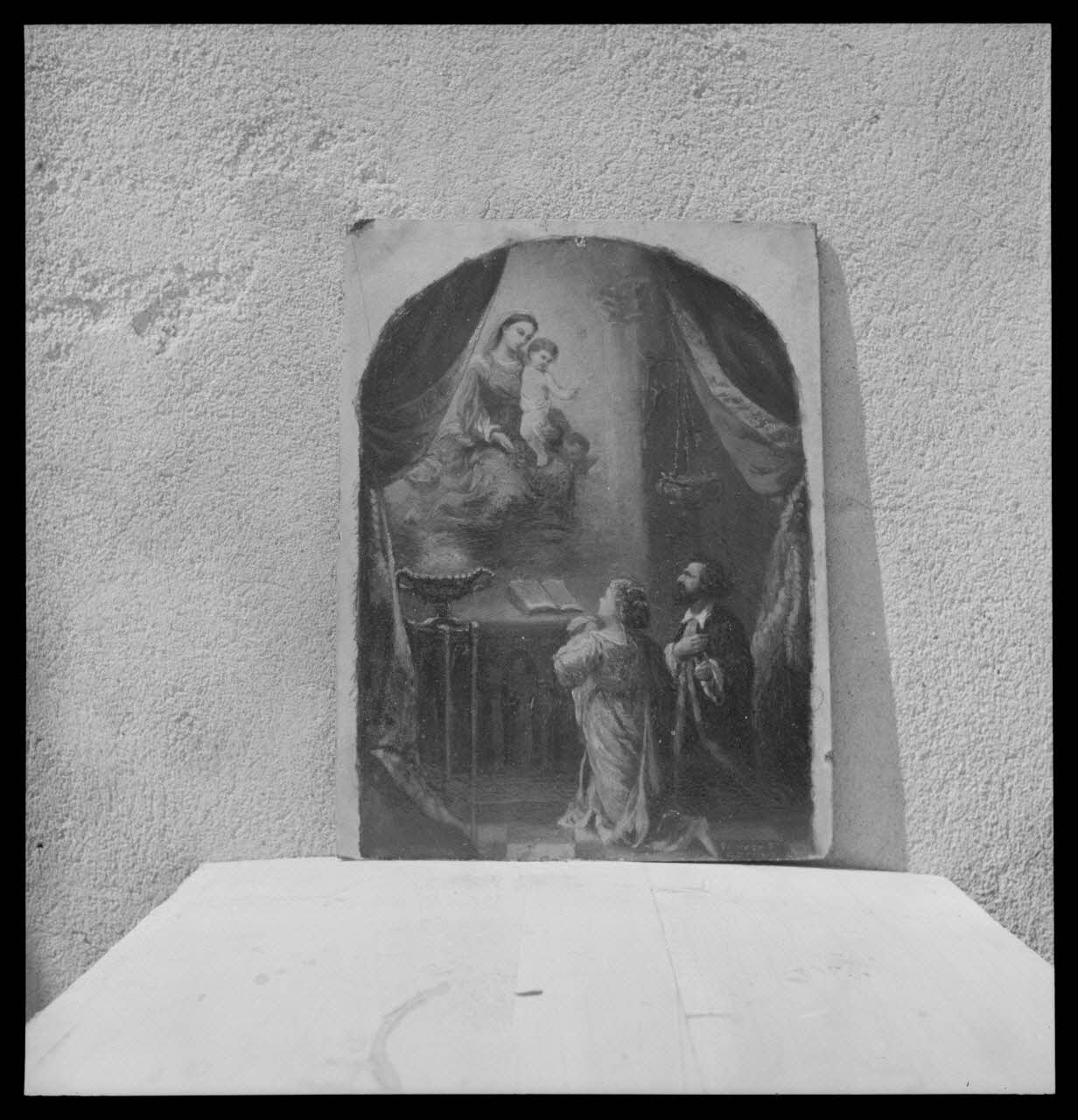 Nicolas photographie Chapelle Notre-Dame de la Garde, appelée aussi Notre-Dame du Mai. Ex-voto : Vierge tenant l'Enfant apparaissant à un homme et une femme agenouillés, Pt Secondus. Huile sur carton sans cadre, 265 x 345 Provence-Alpes-Côte d'Azur, France 1959/4/1 Ph.1959.62.3 Photo