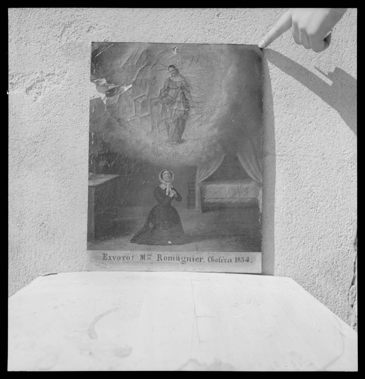 Nicolas photographie Chapelle Notre-Dame de la Garde, appelée aussi Notre-Dame du Mai. Ex-voto avec femme agenouillée offert par Madame Romagnier pour le choléra de 1854. Huile sur carton sans cadre, 282 x 375 Provence-Alpes-Côte d'Azur, France 1959/4/1 Ph.1959.62.4 Photo