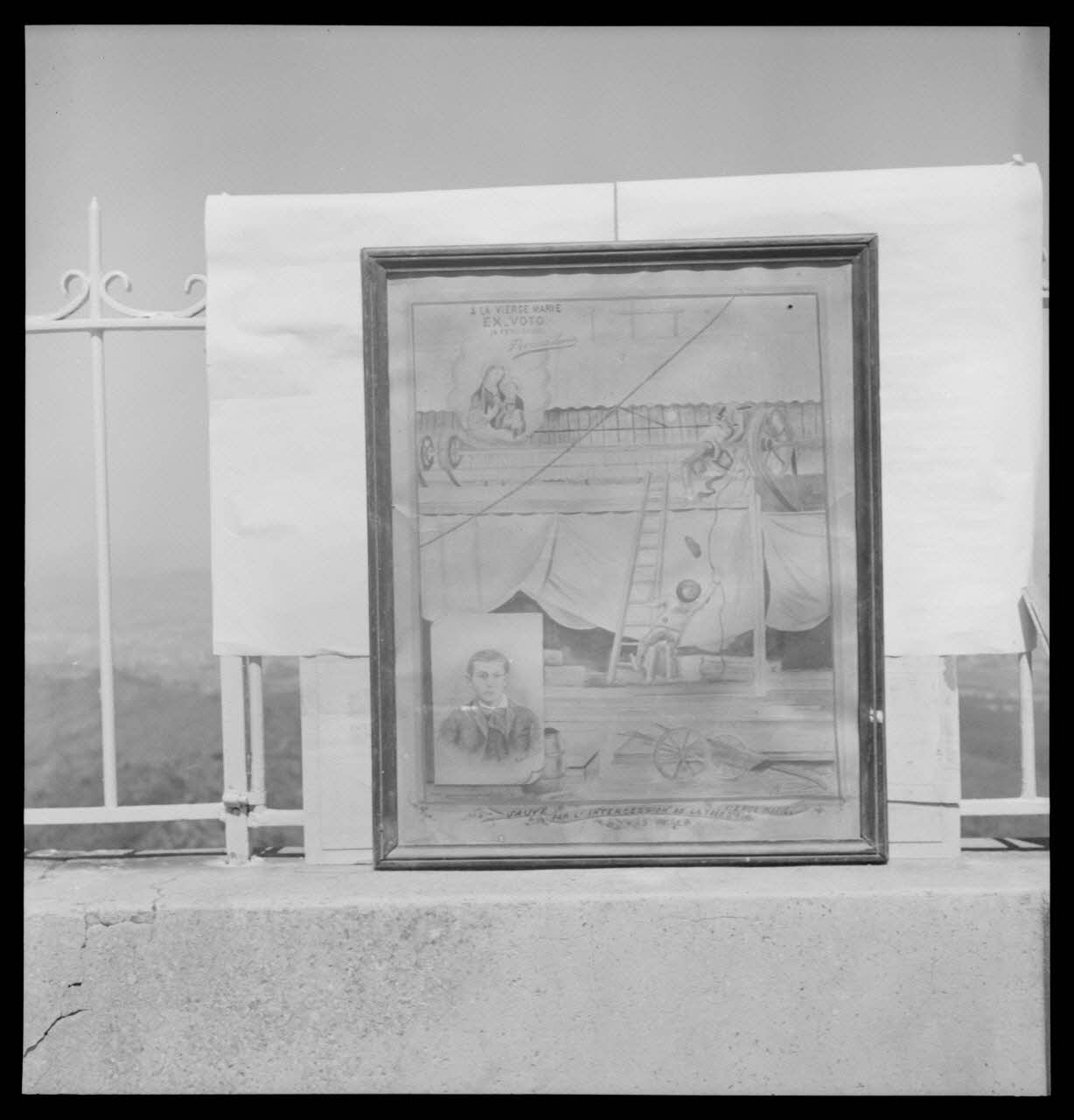 Nicolas photographie Chapelle Notre-Dame de la Garde, appelée aussi Notre-Dame du Mai. Ex-voto dédié à la Vierge Marie le 14 février 1896 par Louis Perruca représentant un homme tombant d'une machine. Gouache sur papier et crayon signé B. De Varenne, 578 x 705 Provence-Alpes-Côte d'Azur, France 1959/4/1 Ph.1959.62.5 Photo
