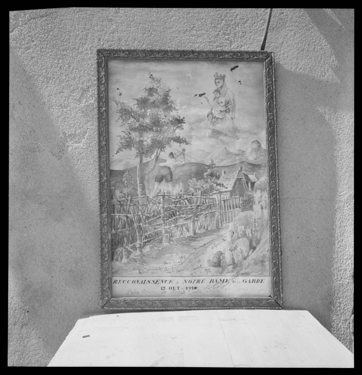Nicolas photographie Chapelle Notre-Dame de la Garde, appelée aussi Notre-Dame du Mai. Ex-voto pour une reconnaissance à Notre-Dame de la Garde en 1930 représentant un paysage et un homme debout sur une haie. Aquarelle sur papier signée A. Parenti avec cadre doré, 321 x 462 Provence-Alpes-Côte d'Azur, France 1959/4/1 Ph.1959.62.6 Photo
