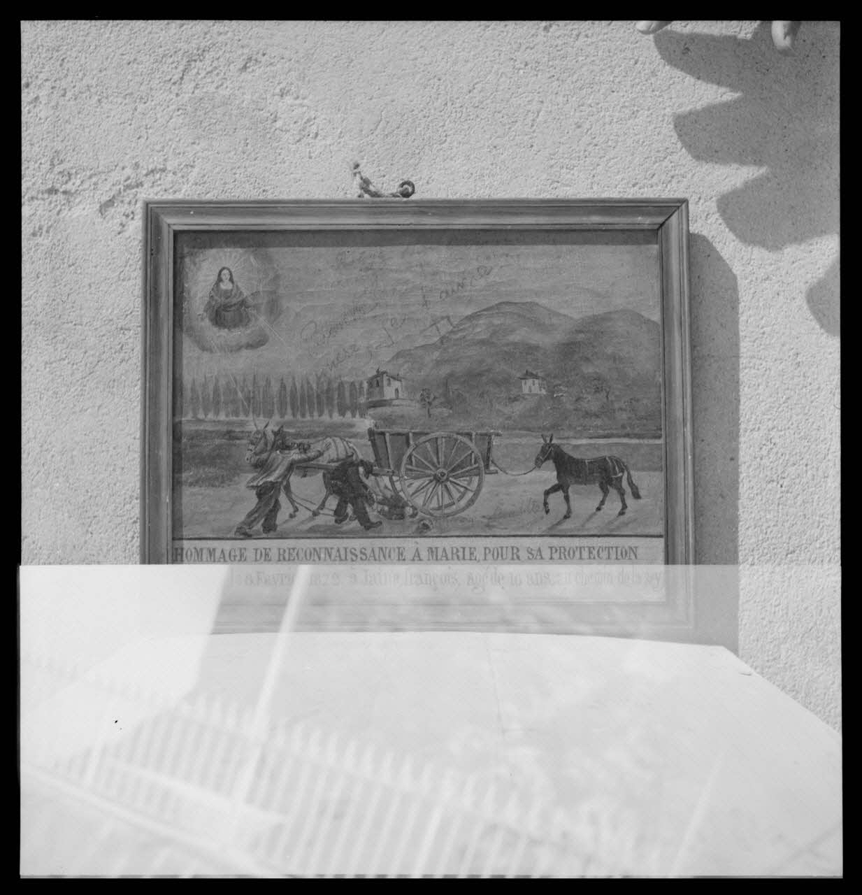 Nicolas photographie Chapelle Notre-Dame de la Garde, appelée aussi Notre-Dame du Mai. Ex-voto pour un hommage de reconnaissance à Marie pour sa protection le 8 février 1872, représentant un accident d'enfant écrasé par une charrette. Huile sur toile avec cadre en bois, 435 x 265 Provence-Alpes-Côte d'Azur, France 1959/4/1 Ph.1959.62.7 Photo