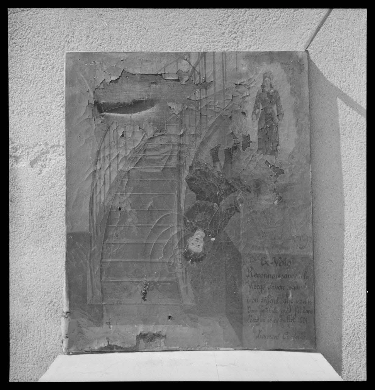 Nicolas photographie Chapelle Notre-Dame de la Garde, appelée aussi Notre-Dame du Mai. Ex-voto pour une reconnaissance à la Vierge en juillet 1901 par Laurent Catello, représentant une chute dans un escalier. Huile sur toile sans cadre, 382 x 461 Provence-Alpes-Côte d'Azur, France 1959/4/1 Ph.1959.62.8 Photo
